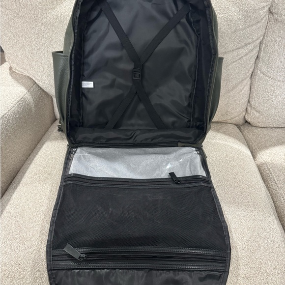 BÉIS The Travel Backpack in Evergreen EUC - Picture 2 of 7